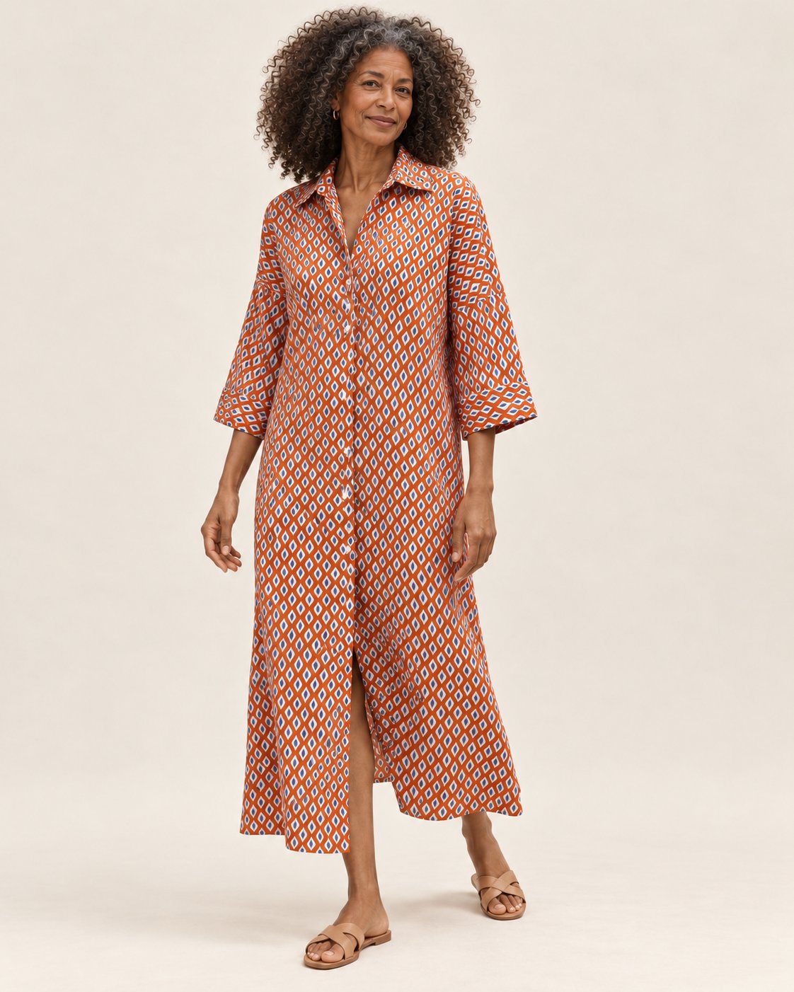 Anneliese | Langes Hemdblusenkleid mit geometrischem Muster – am Valtor-Modell