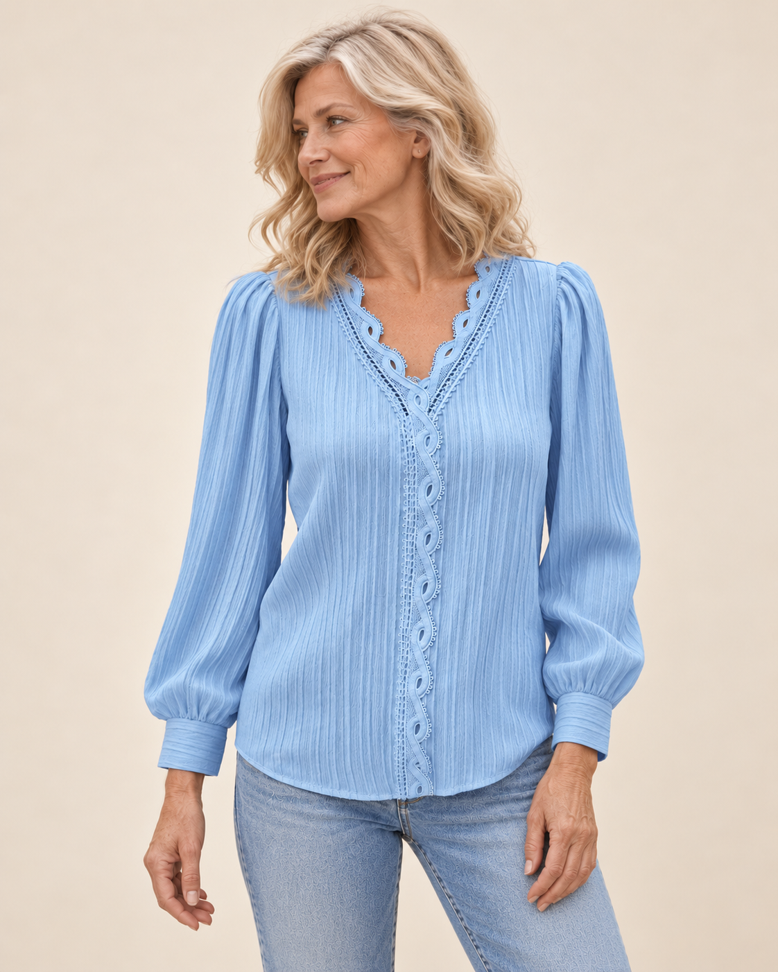 Maria | Bluse mit Spitzendetails – am Valtor-Modell
