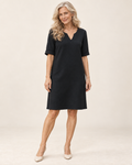 Ria | Kleid mit V-Ausschnitt – am Valtor-Modell