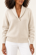 Elise | Pullover mit V-Ausschnitt und Schalkragen – am Valtor-Modell