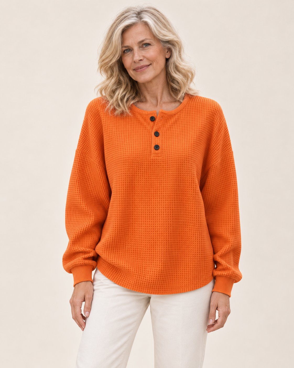 Anne | Langarmshirt mit Knopfleiste – am Valtor-Modell