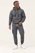 Mason | Set aus Kapuzenpullover und Jogginghose – am Valtor-Modell