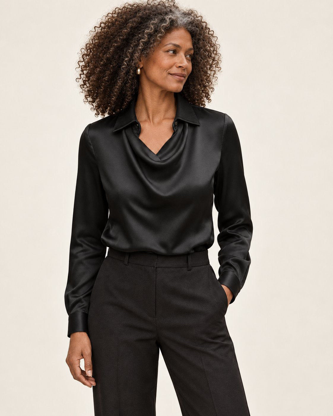 Katrin | Bluse mit drapiertem V-Ausschnitt – Produktansicht