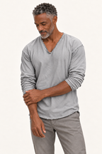 Maximilian | Langarmshirt mit V-Ausschnitt – am Valtor-Modell