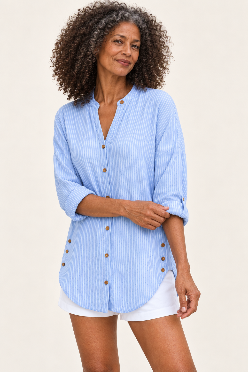 Lydia | Blau gestreifte Bluse am Valtor-Modell