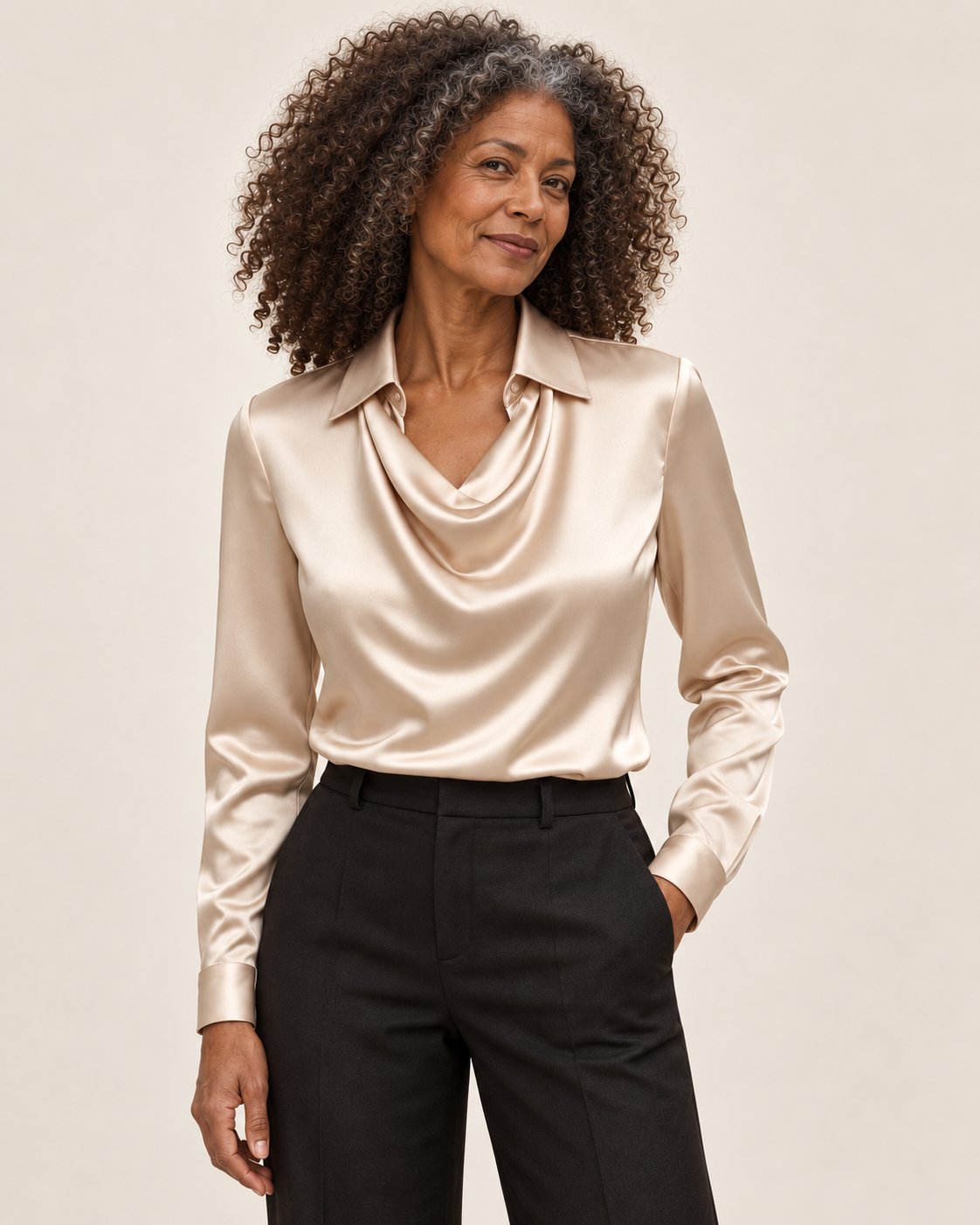 Katrin | Bluse mit drapiertem V-Ausschnitt – am Valtor-Modell