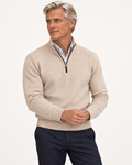 Sven | Beigefarbener Pullover mit Reißverschlusskragen am Valtor-Modell