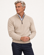 Sven | Beigefarbener Pullover mit Reißverschlusskragen am Valtor-Modell