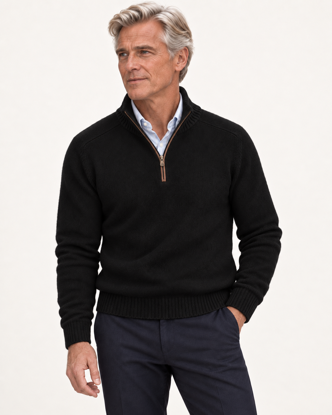 Sven | Schwarzer Pullover mit Reißverschlusskragen am Valtor-Modell