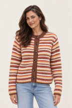 Alva – gestreifte Strickjacke am Valtor-Modell