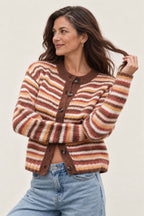 Alva – gestreifte Strickjacke am Valtor-Modell