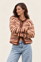 Alva – gestreifte Strickjacke am Valtor-Modell