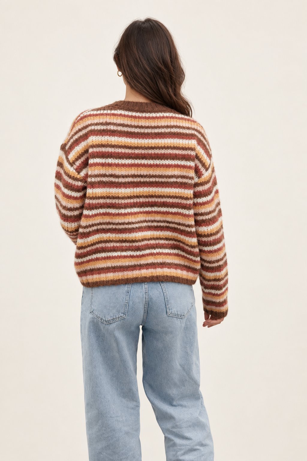 Alva Strickjacke am Valtor-Modell von hinten