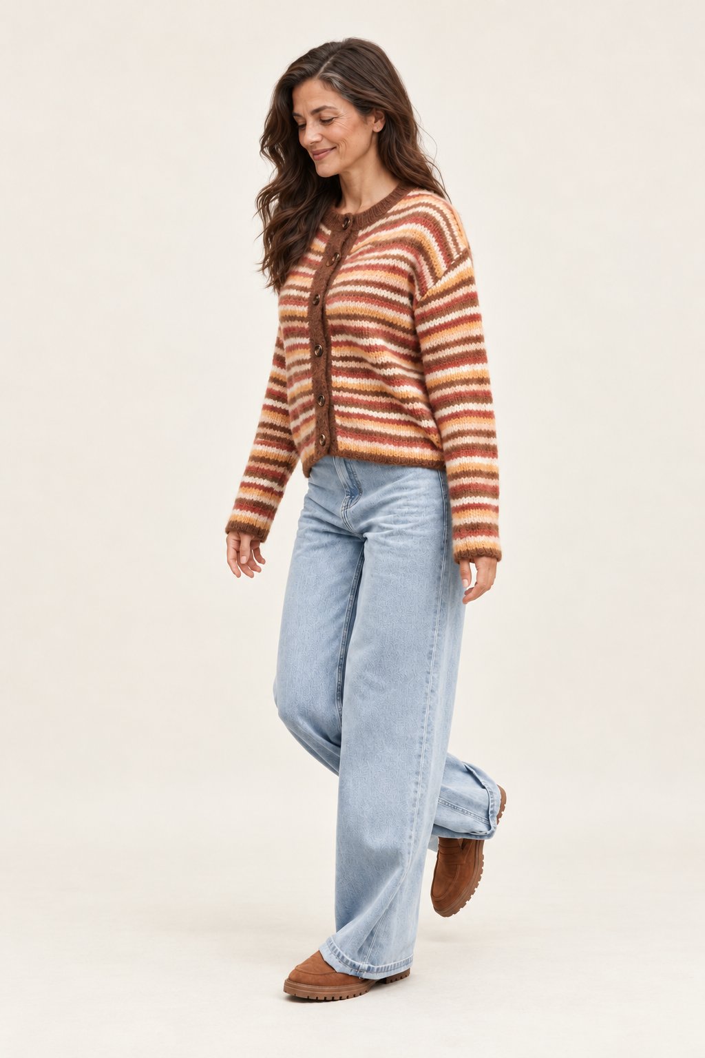 Alva – gestreifte Strickjacke am Valtor-Modell