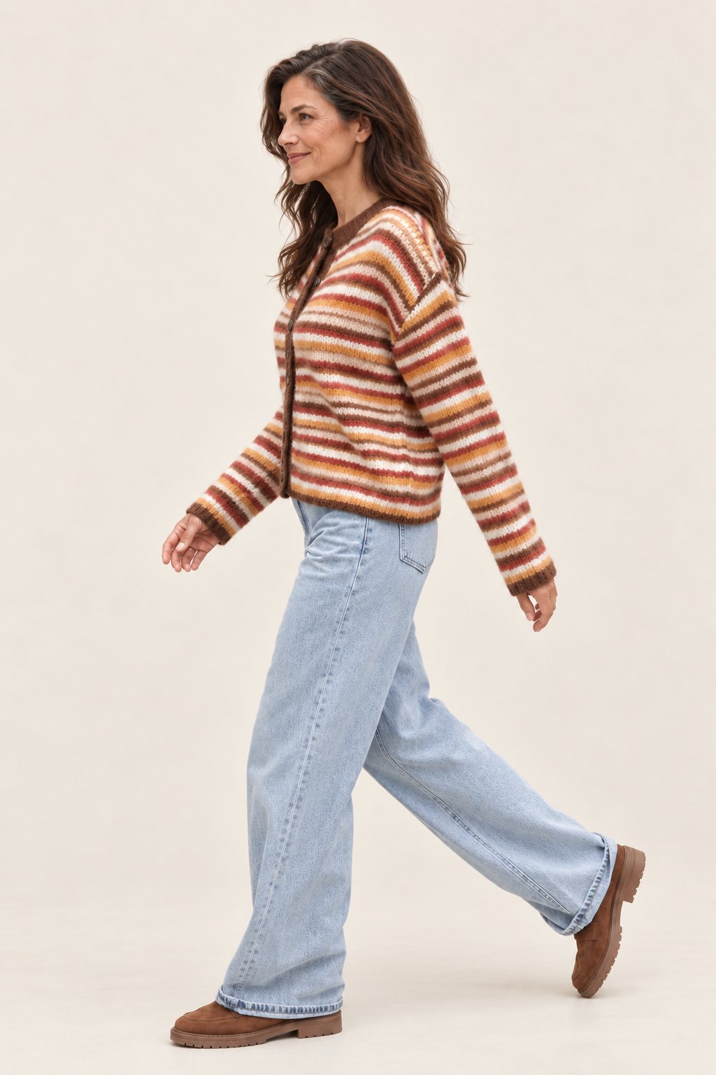 Alva – gestreifte Strickjacke am Valtor-Modell