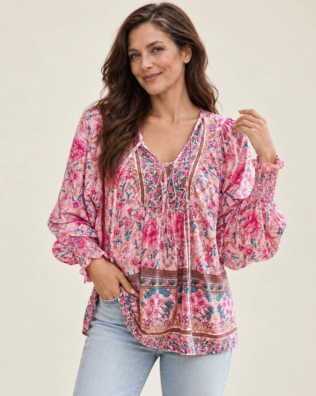 Anita | Gemusterte Bluse mit Bindedetail – am Valtor-Modell