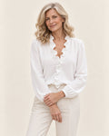 Angelique | Bluse mit V-Ausschnitt und Rüschen – am Valtor-Modell
