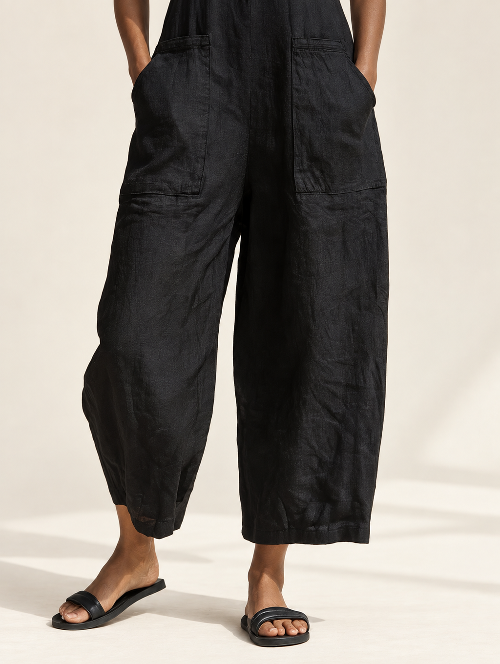 Lorraine | Ärmelloser Jumpsuit mit Stehkragen in Schwarz am Valtor-Modell – Hosendetail