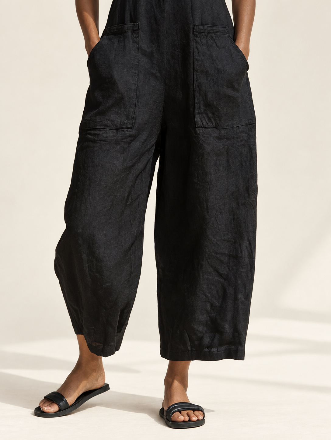 Lorraine | Ärmelloser Jumpsuit mit Stehkragen in Schwarz am Valtor-Modell – Hosendetail