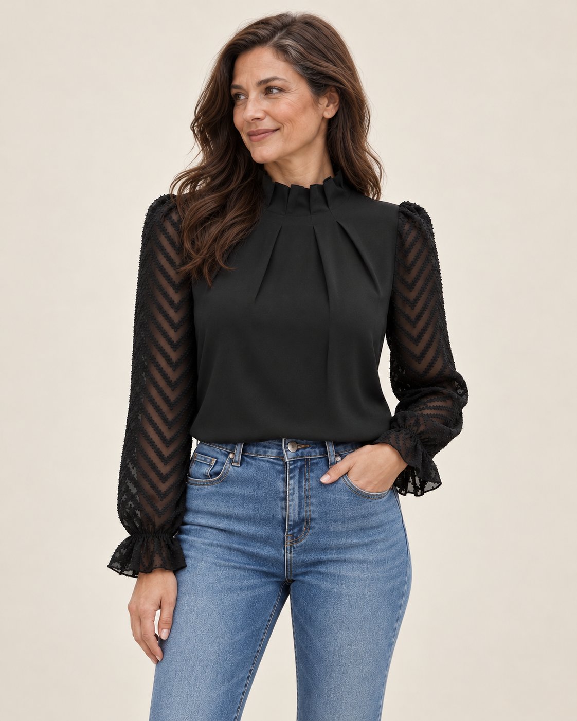 Nathalie | Bluse mit Stehkragen und transparenten Ärmeln – am Valtor-Modell