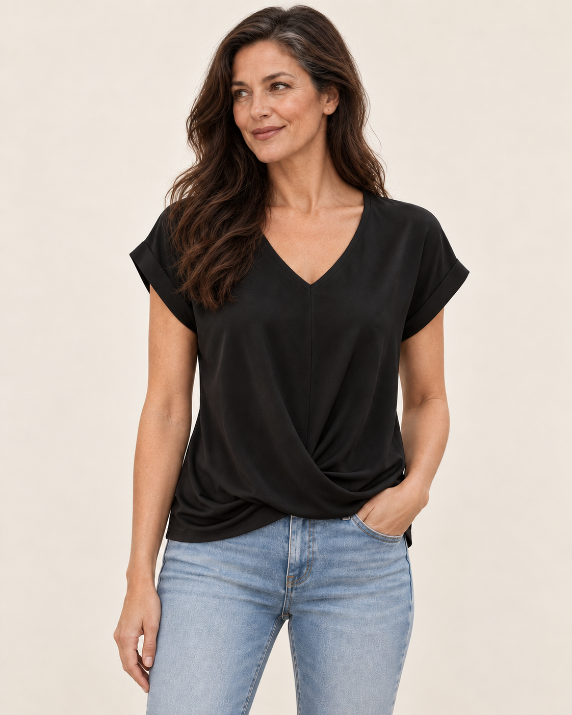 Carolyn | Top mit V-Ausschnitt in Schwarz am Valtor-Modell