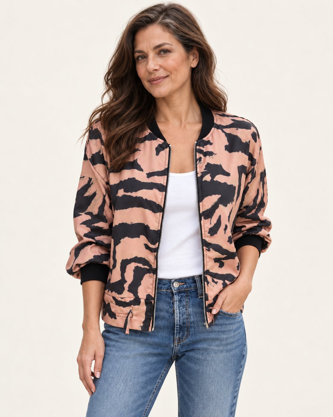 Madelon | Jacke mit Zebramuster und Reißverschluss – am Valtor-Modell