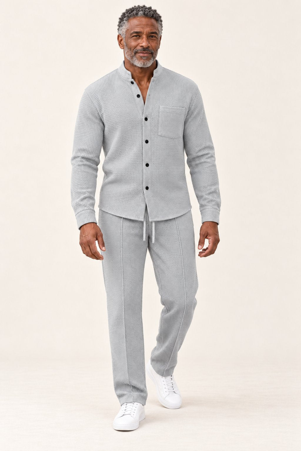 Bastian | Set aus Shirt und Hose mit Waffelstruktur – am Valtor-Modell