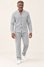 Bastian | Set aus Shirt und Hose mit Waffelstruktur – am Valtor-Modell