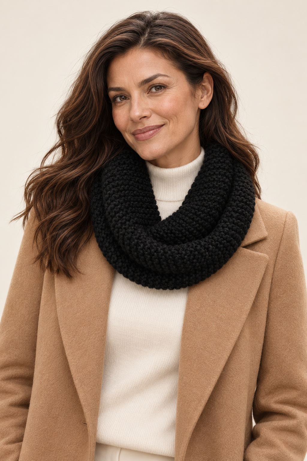 Valtor Damen | Annelie – schwarzer Strickloop am Modell