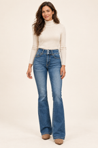 Ariane – Jeans in Denimblau am Valtor-Modell