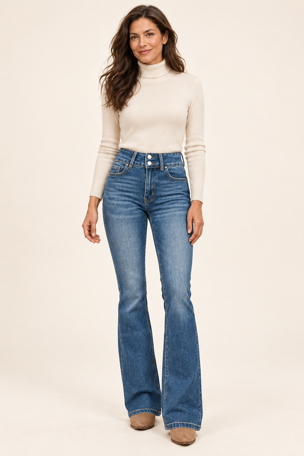 Ariane – Jeans in Denimblau am Valtor-Modell