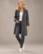 Betsy | Lange Strickjacke in Anthrazit am Valtor-Modell