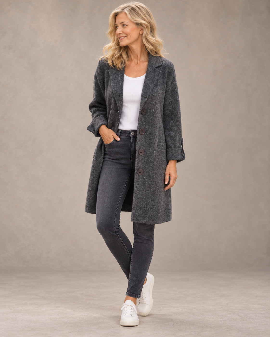 Betsy | Lange Strickjacke in Anthrazit am Valtor-Modell