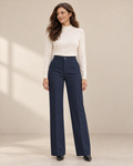 Donna Hose in Dunkelblau – Styling mit cremefarbenem Oberteil