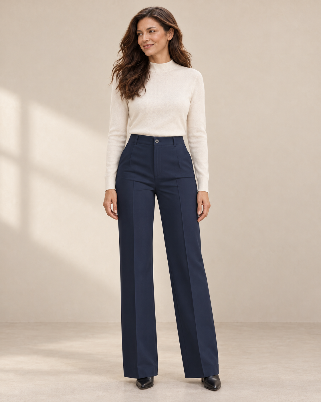 Donna Hose in Dunkelblau – Styling mit cremefarbenem Oberteil