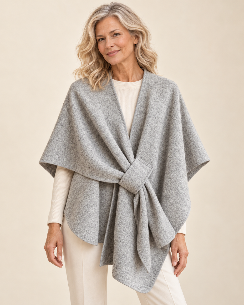 Valtor Damen | Frida | Poncho-Schal mit Schlaufe am Model