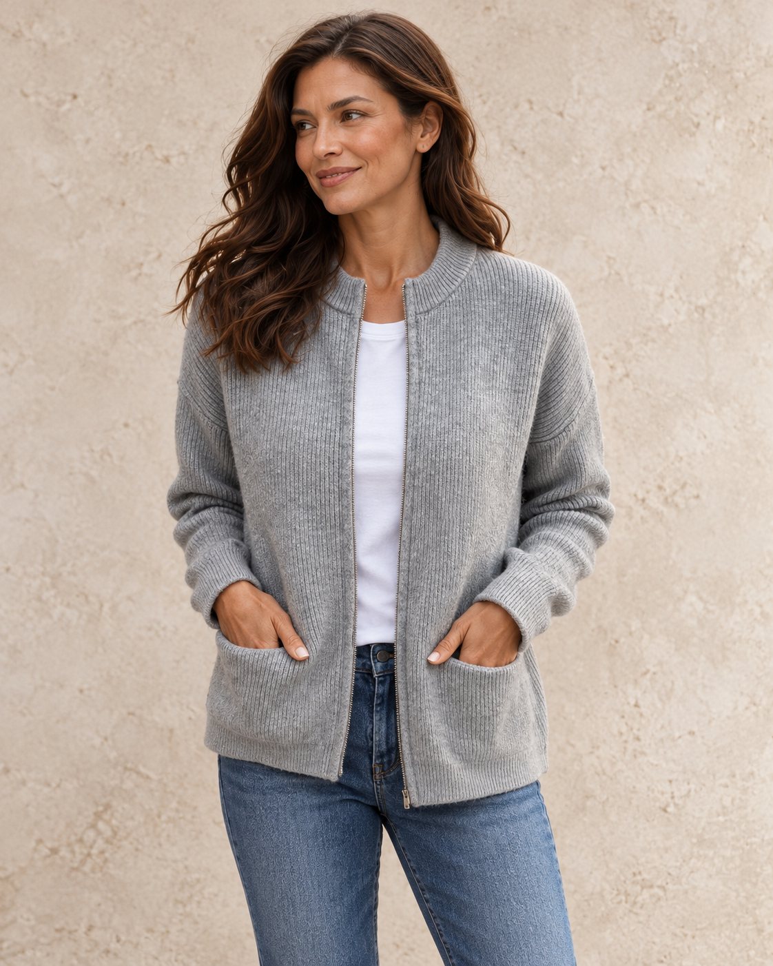 Karoline Rippstrickjacke in Grau am Valtor-Modell