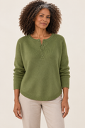 Valtor Damen | Helene – Henley-Pullover in Olivgrün am Modell
