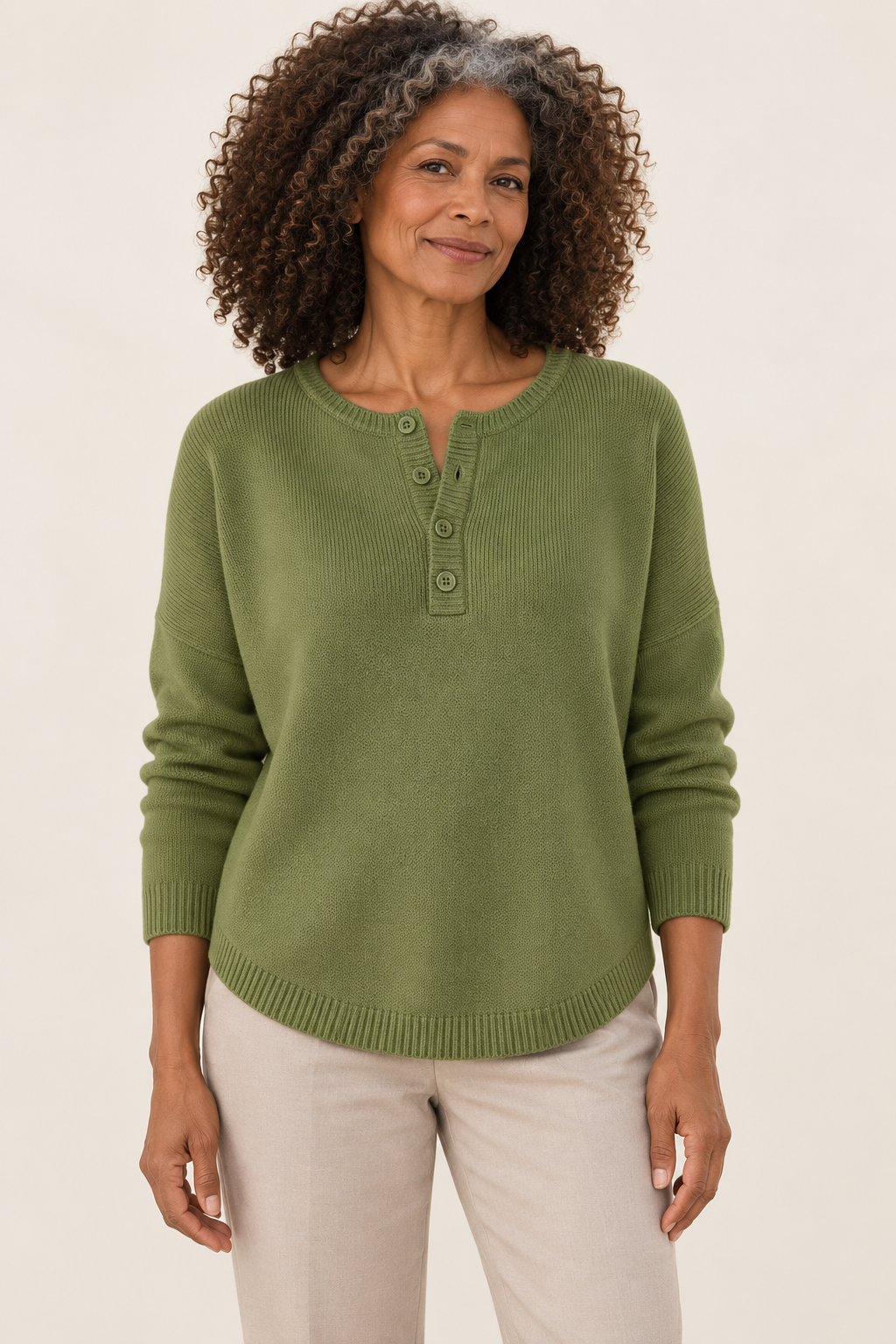 Valtor Damen | Helene – Henley-Pullover in Olivgrün am Modell