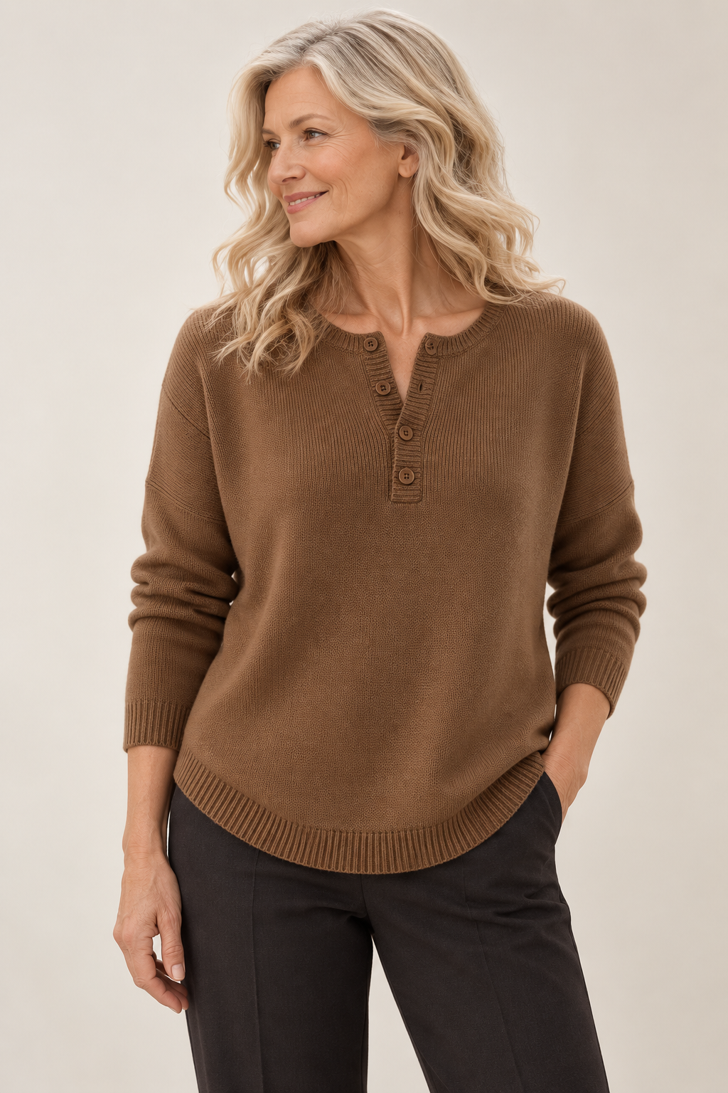 Valtor Damen | Helene – Henley-Pullover in Braun am Modell