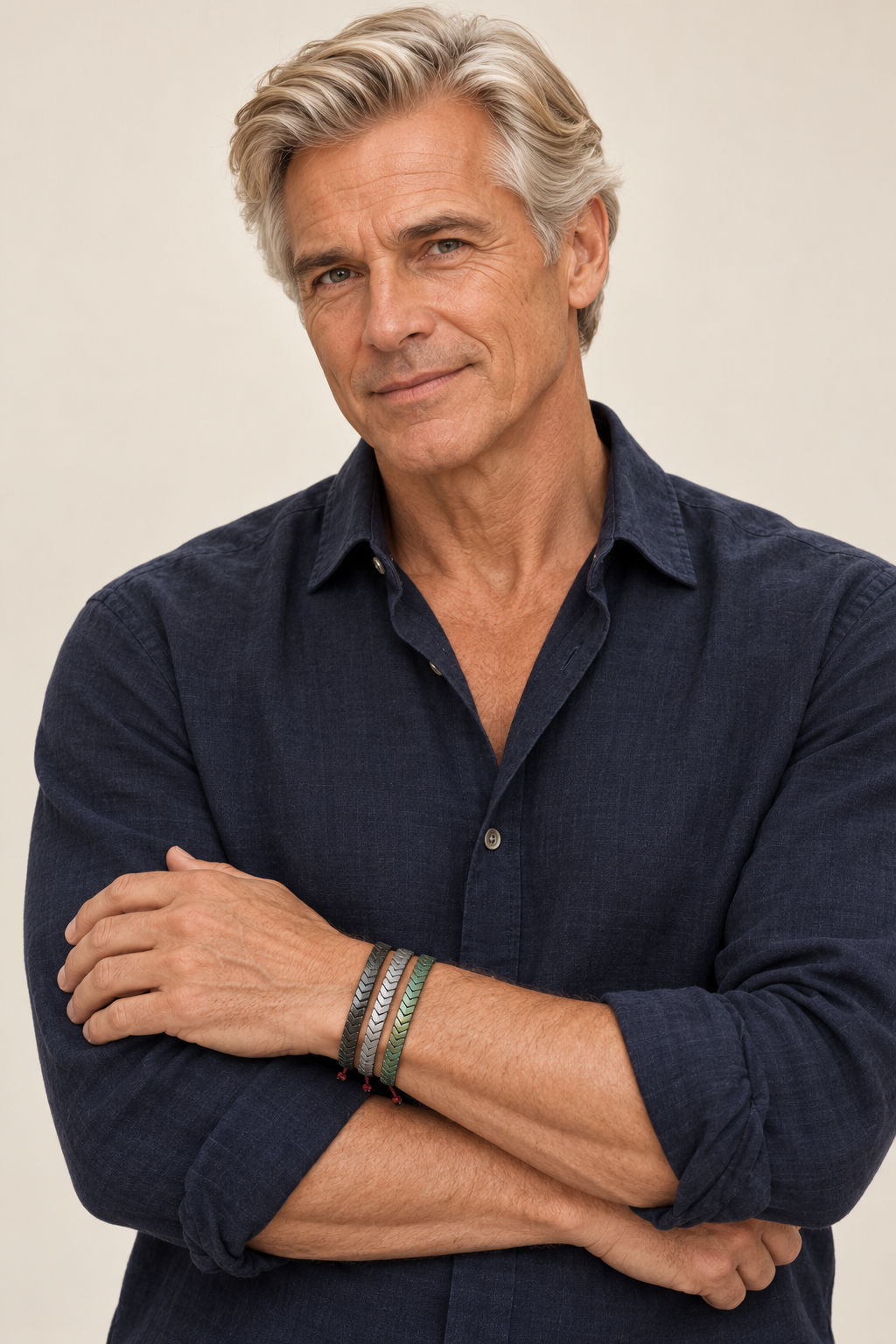 Valtor Herren | Hendrik – drei schmale Armbänder am Modell