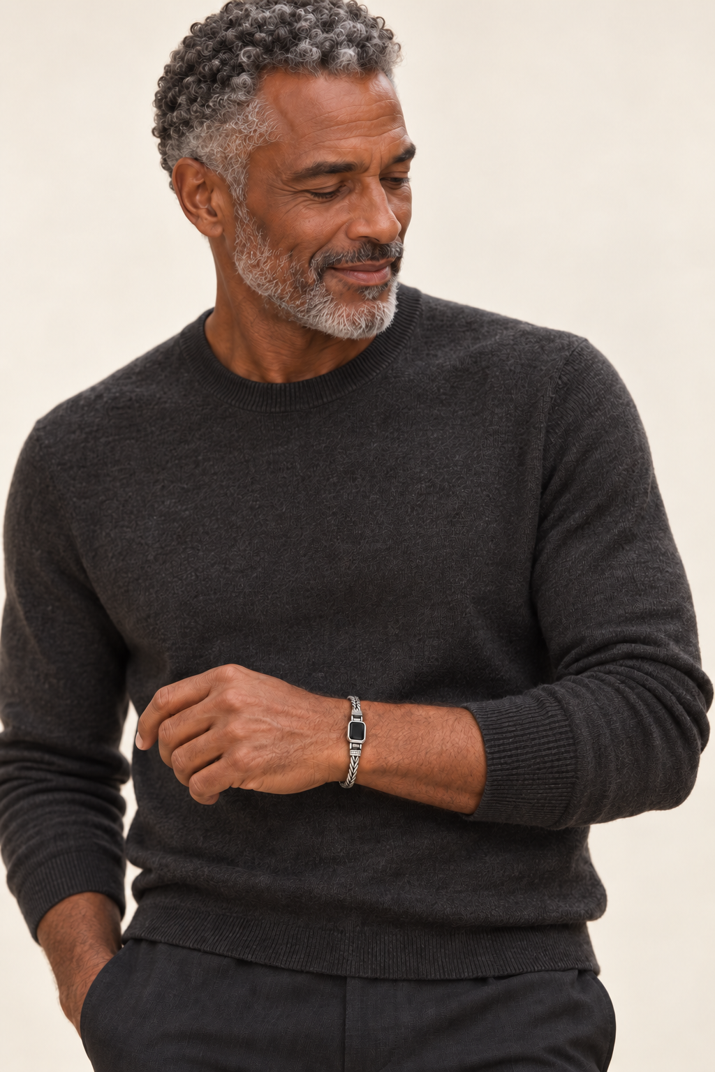 Valtor Herren | Henning Gliederarmband am Model – dunkles Schmuckelement