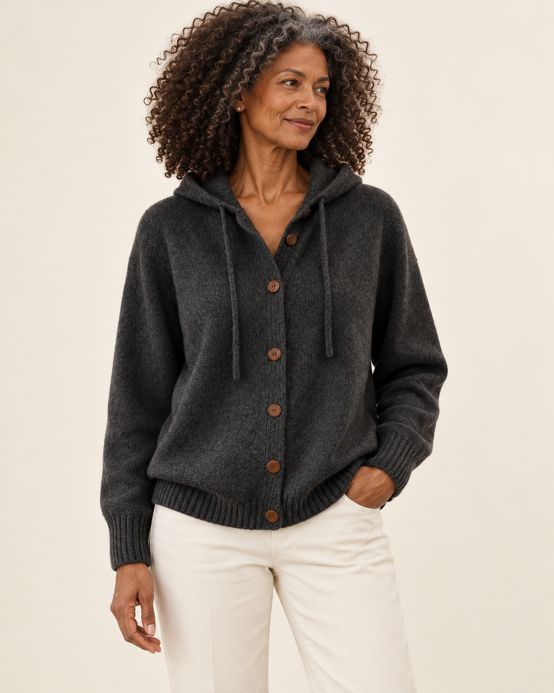 Marjolijn Strickjacke mit Kapuze – schwarz