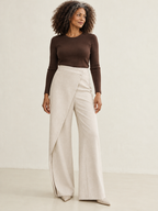 Mia – asymmetrische Hose in Aprikose am Valtor-Modell