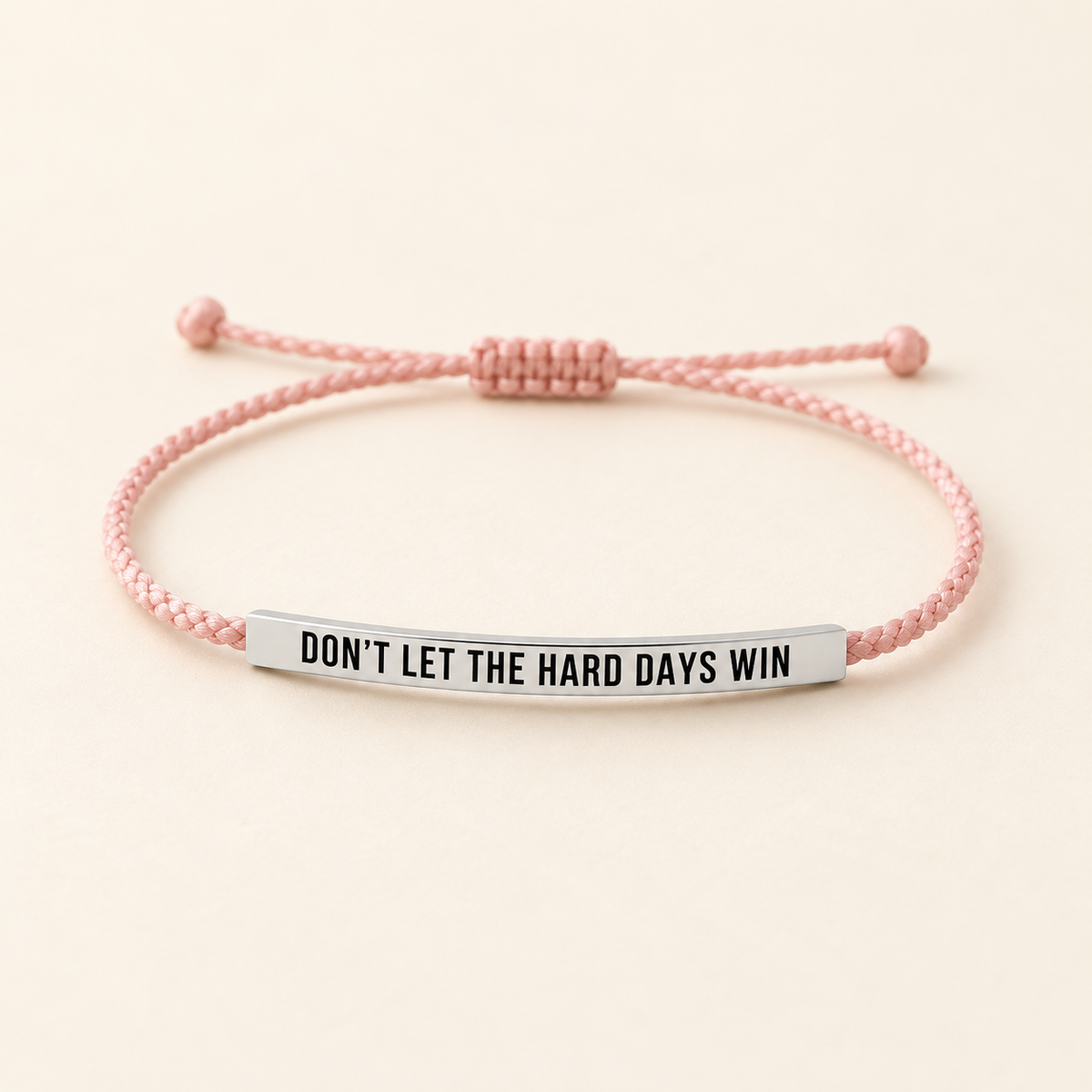 Robin – rosafarbenes Armband mit silberfarbenem Schriftzug-Element