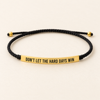 Robin – schwarzes Armband mit goldfarbenem Schriftzug-Element