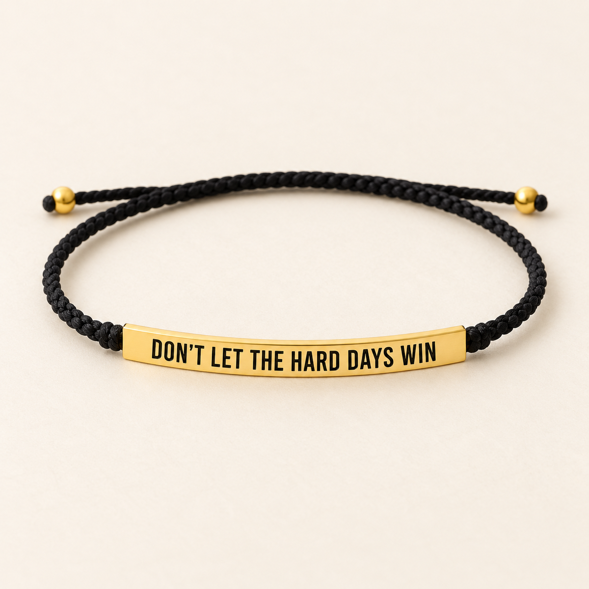 Robin – schwarzes Armband mit goldfarbenem Schriftzug-Element