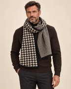 Valtor Herren | Tilo | Schal mit Hahnentrittmuster am Model