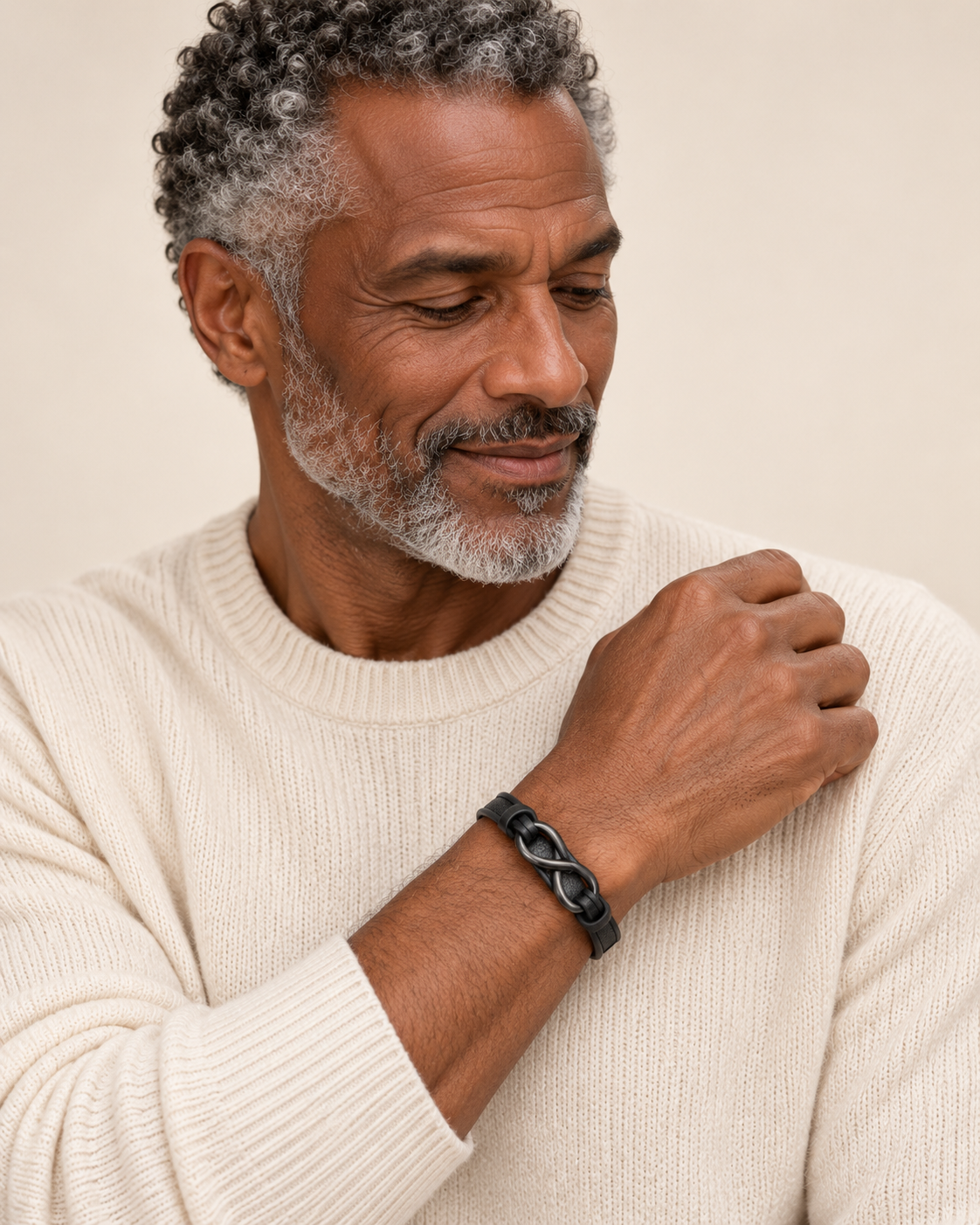 Valtor Herren | Torben | Armband mit Unendlichkeitssymbol am Model