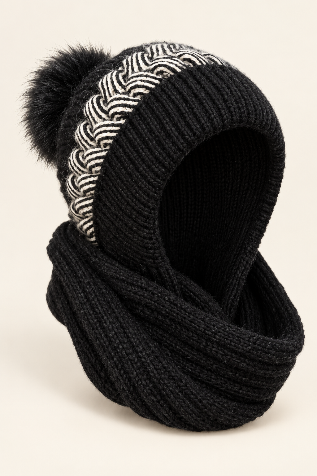 Wilma | Strickkapuze mit Schal in Schwarz